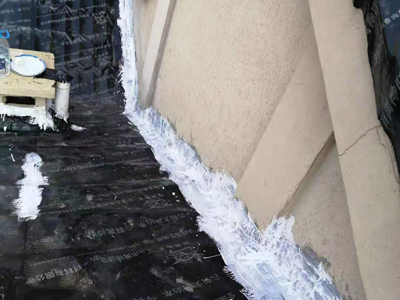 屋頂瓦房鋪防水卷材：1.可以在房子上面鋪上防雨布。2.最好是在瓦下面刷上防雨的材料，之后再鋪瓦。3.可以做防水吊頂。4.傳統(tǒng)的防水補(bǔ)漏。