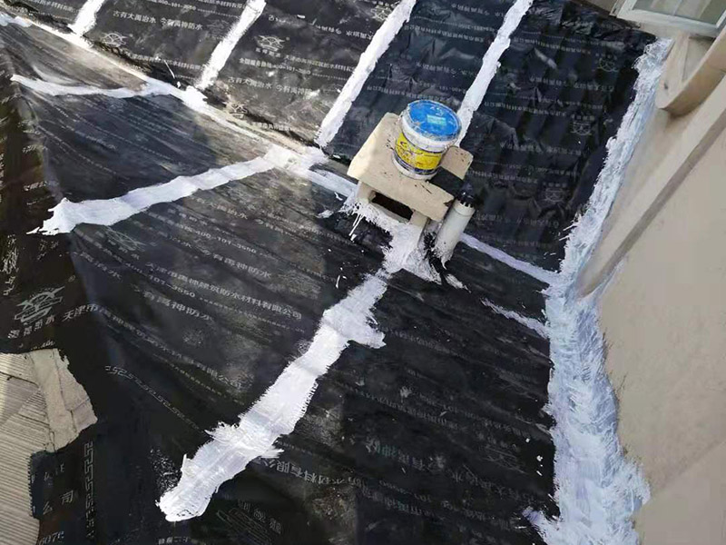 屋頂瓦房鋪防水卷材：1.可以在房子上面鋪上防雨布。2.最好是在瓦下面刷上防雨的材料，之后再鋪瓦。3.可以做防水吊頂。4.傳統(tǒng)的防水補(bǔ)漏。