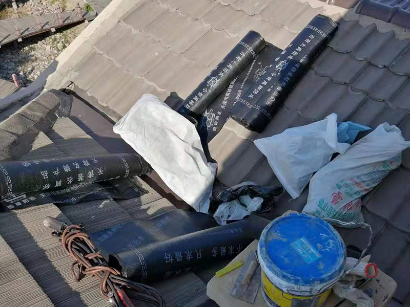 屋頂瓦房鋪防水卷材：1.可以在房子上面鋪上防雨布。2.最好是在瓦下面刷上防雨的材料，之后再鋪瓦。3.可以做防水吊頂。4.傳統(tǒng)的防水補(bǔ)漏。