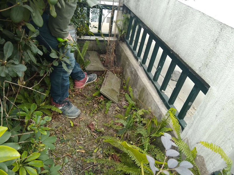 屋頂露臺看現(xiàn)場：如果防水師傅沒有檢驗基層，直接就刷防水涂料的話，那么基層比較差，后期肯定會發(fā)生滲漏問題的。當(dāng)然，有的朋友會說，即便發(fā)生這種情況，后果也是該師傅來承擔(dān)的。但事實上，真的沒有人會希望發(fā)生問題，畢竟在出現(xiàn)問題之后，會給自己生活帶來很大的麻煩。