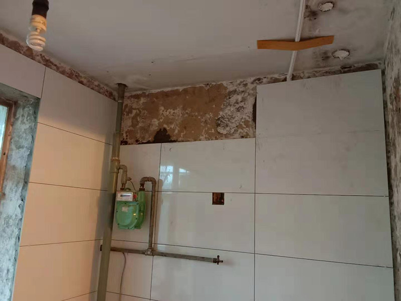 廚房墻面貼瓷磚：貼瓷片要bai根據(jù)墻面要du求，把整磚鋪貼到顯眼的地方，把切過的磚往一邊鋪貼。如果有腰線的話可以鋪貼的高度最好是超過灶臺的高度為佳。鋪貼可以鋪貼完一面墻后在進行下個墻面，記住接口位置的拼接。最好能做到90度角，2瓷片碰接45度接口。 1、用細線拉出墻角的角度，最好每個墻角都90度。2、調(diào)好水泥漿或水泥砂漿。3、從底下橫著粘貼一排，每個磚的平整度很重要，4、連接墻角度的瓷磚接口是用收邊條還是用45度碰角。5,、一般粘貼高度為2.4米。