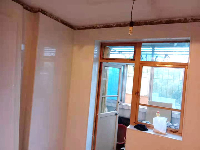 廚房墻面貼瓷磚：貼瓷片要bai根據(jù)墻面要du求，把整磚鋪貼到顯眼的地方，把切過的磚往一邊鋪貼。如果有腰線的話可以鋪貼的高度最好是超過灶臺的高度為佳。鋪貼可以鋪貼完一面墻后在進行下個墻面，記住接口位置的拼接。最好能做到90度角，2瓷片碰接45度接口。 1、用細線拉出墻角的角度，最好每個墻角都90度。2、調(diào)好水泥漿或水泥砂漿。3、從底下橫著粘貼一排，每個磚的平整度很重要，4、連接墻角度的瓷磚接口是用收邊條還是用45度碰角。5,、一般粘貼高度為2.4米。