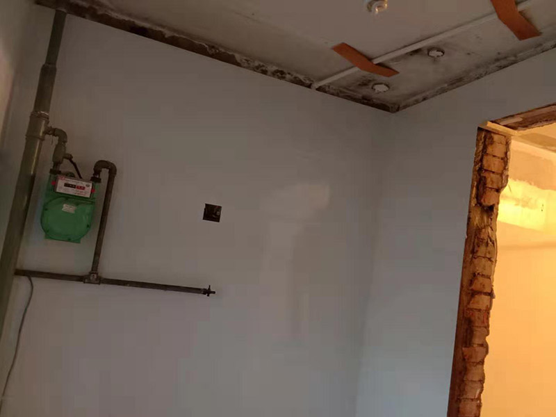 廚房墻面貼瓷磚：貼瓷片要bai根據(jù)墻面要du求，把整磚鋪貼到顯眼的地方，把切過的磚往一邊鋪貼。如果有腰線的話可以鋪貼的高度最好是超過灶臺的高度為佳。鋪貼可以鋪貼完一面墻后在進行下個墻面，記住接口位置的拼接。最好能做到90度角，2瓷片碰接45度接口。 1、用細線拉出墻角的角度，最好每個墻角都90度。2、調(diào)好水泥漿或水泥砂漿。3、從底下橫著粘貼一排，每個磚的平整度很重要，4、連接墻角度的瓷磚接口是用收邊條還是用45度碰角。5,、一般粘貼高度為2.4米。