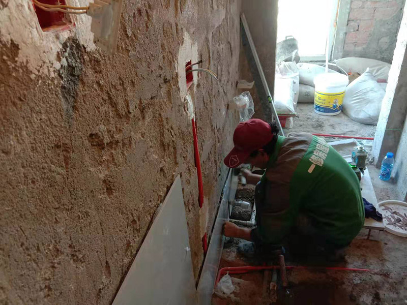 廚房貼瓷磚維修：貼磚之前你的用大盆將瓷磚浸泡12小時然后再拿到蔭涼出放置12小時；地面抄平完畢，做好地面防水及防水保護層。做好水電管線已安裝，并堵實抹平腳手眼和管洞等。臉盆架、鏡卡、管卡、水箱、煤氣等應(yīng)埋好防腐木磚，位置準確。然后將殘存在基層的砂漿粉渣、灰塵、油污等清理干凈，并提前澆水濕潤。 待底層灰六、七層干時，按圖紙要求，面磚規(guī)格及實際條件進行排磚、彈線。刮平，隨抹隨自上而下粘貼面磚，要求砂漿飽滿，虧灰時，取下重貼，并隨時用靠尺檢查平整度，同時保證縫隙寬度一致貼完經(jīng)自檢無空鼓、不平、不直后，用棉紗擦干凈，用白水泥漿或拍干水泥擦縫，用布將縫內(nèi)的素漿擦勻，磚面擦干凈。