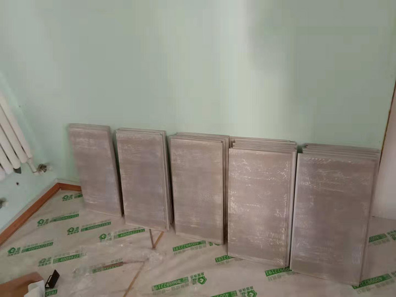 廚房貼瓷磚維修：貼磚之前你的用大盆將瓷磚浸泡12小時然后再拿到蔭涼出放置12小時；地面抄平完畢，做好地面防水及防水保護層。做好水電管線已安裝，并堵實抹平腳手眼和管洞等。臉盆架、鏡卡、管卡、水箱、煤氣等應(yīng)埋好防腐木磚，位置準確。然后將殘存在基層的砂漿粉渣、灰塵、油污等清理干凈，并提前澆水濕潤。 待底層灰六、七層干時，按圖紙要求，面磚規(guī)格及實際條件進行排磚、彈線。刮平，隨抹隨自上而下粘貼面磚，要求砂漿飽滿，虧灰時，取下重貼，并隨時用靠尺檢查平整度，同時保證縫隙寬度一致貼完經(jīng)自檢無空鼓、不平、不直后，用棉紗擦干凈，用白水泥漿或拍干水泥擦縫，用布將縫內(nèi)的素漿擦勻，磚面擦干凈。