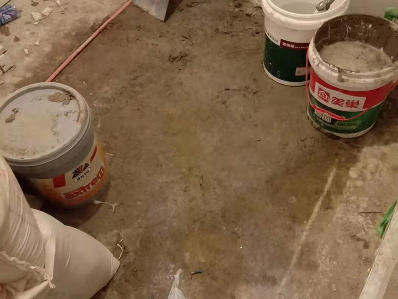 廚房貼瓷磚維修：貼磚之前你的用大盆將瓷磚浸泡12小時然后再拿到蔭涼出放置12小時；地面抄平完畢，做好地面防水及防水保護層。做好水電管線已安裝，并堵實抹平腳手眼和管洞等。臉盆架、鏡卡、管卡、水箱、煤氣等應(yīng)埋好防腐木磚，位置準確。然后將殘存在基層的砂漿粉渣、灰塵、油污等清理干凈，并提前澆水濕潤。 待底層灰六、七層干時，按圖紙要求，面磚規(guī)格及實際條件進行排磚、彈線。刮平，隨抹隨自上而下粘貼面磚，要求砂漿飽滿，虧灰時，取下重貼，并隨時用靠尺檢查平整度，同時保證縫隙寬度一致貼完經(jīng)自檢無空鼓、不平、不直后，用棉紗擦干凈，用白水泥漿或拍干水泥擦縫，用布將縫內(nèi)的素漿擦勻，磚面擦干凈。