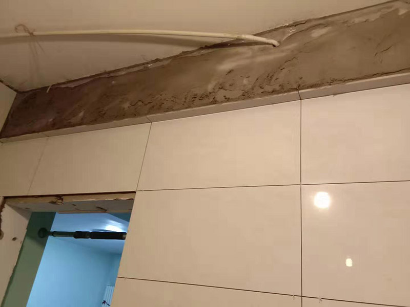 廚房貼瓷磚維修：貼磚之前你的用大盆將瓷磚浸泡12小時然后再拿到蔭涼出放置12小時；地面抄平完畢，做好地面防水及防水保護層。做好水電管線已安裝，并堵實抹平腳手眼和管洞等。臉盆架、鏡卡、管卡、水箱、煤氣等應(yīng)埋好防腐木磚，位置準確。然后將殘存在基層的砂漿粉渣、灰塵、油污等清理干凈，并提前澆水濕潤。 待底層灰六、七層干時，按圖紙要求，面磚規(guī)格及實際條件進行排磚、彈線。刮平，隨抹隨自上而下粘貼面磚，要求砂漿飽滿，虧灰時，取下重貼，并隨時用靠尺檢查平整度，同時保證縫隙寬度一致貼完經(jīng)自檢無空鼓、不平、不直后，用棉紗擦干凈，用白水泥漿或拍干水泥擦縫，用布將縫內(nèi)的素漿擦勻，磚面擦干凈。