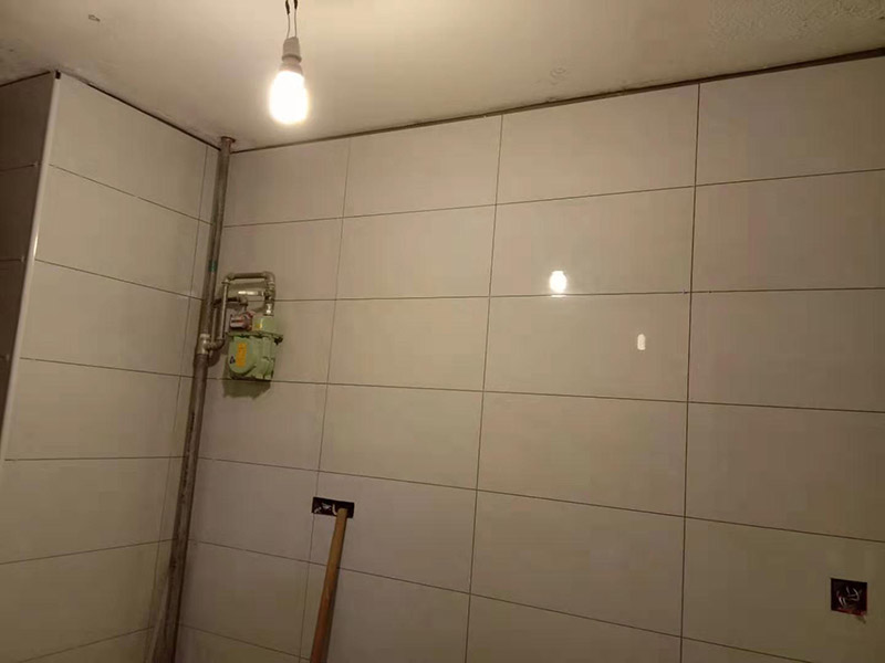 廚房貼瓷磚維修：貼磚之前你的用大盆將瓷磚浸泡12小時然后再拿到蔭涼出放置12小時；地面抄平完畢，做好地面防水及防水保護層。做好水電管線已安裝，并堵實抹平腳手眼和管洞等。臉盆架、鏡卡、管卡、水箱、煤氣等應(yīng)埋好防腐木磚，位置準確。然后將殘存在基層的砂漿粉渣、灰塵、油污等清理干凈，并提前澆水濕潤。 待底層灰六、七層干時，按圖紙要求，面磚規(guī)格及實際條件進行排磚、彈線。刮平，隨抹隨自上而下粘貼面磚，要求砂漿飽滿，虧灰時，取下重貼，并隨時用靠尺檢查平整度，同時保證縫隙寬度一致貼完經(jīng)自檢無空鼓、不平、不直后，用棉紗擦干凈，用白水泥漿或拍干水泥擦縫，用布將縫內(nèi)的素漿擦勻，磚面擦干凈。