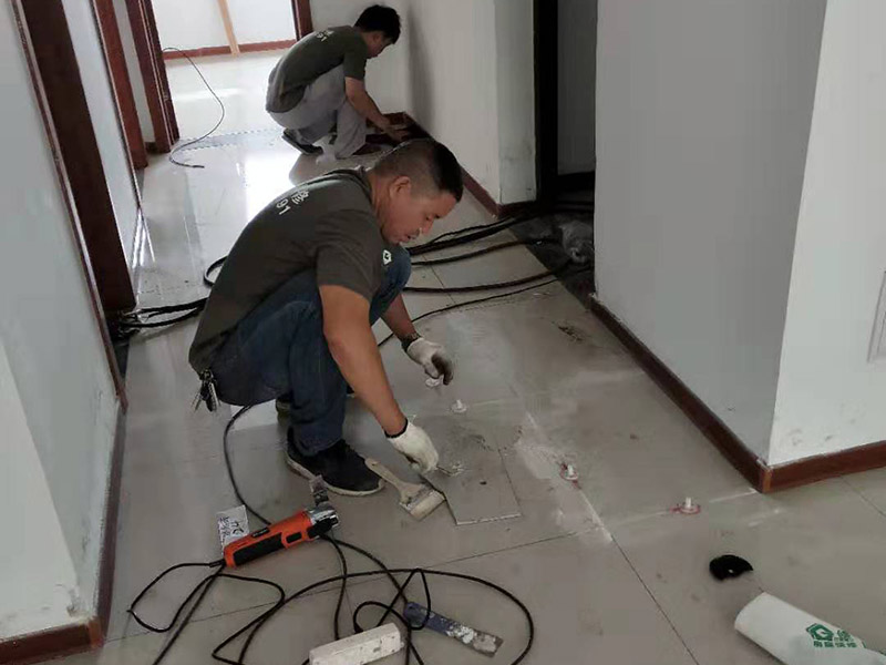 客廳走廊瓷磚空鼓維修：瓷磚的中間位置出現(xiàn)空鼓情況，這種情況就需要將這塊瓷磚撬下來重新鋪設了。具體要采取從瓷磚中間部分開砸，但是不能從中間直接砸，可以使用小型水鉆先開個孔，再使用工具慢慢的向四周蔓延的方式來撬開瓷磚，避免將周邊的額瓷磚損壞。