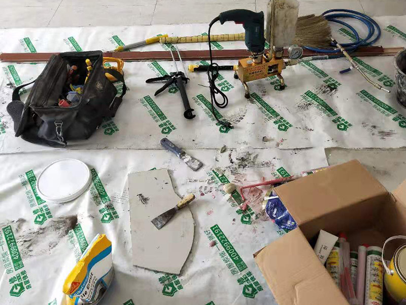 客廳走廊瓷磚空鼓維修：瓷磚的中間位置出現(xiàn)空鼓情況，這種情況就需要將這塊瓷磚撬下來重新鋪設了。具體要采取從瓷磚中間部分開砸，但是不能從中間直接砸，可以使用小型水鉆先開個孔，再使用工具慢慢的向四周蔓延的方式來撬開瓷磚，避免將周邊的額瓷磚損壞。