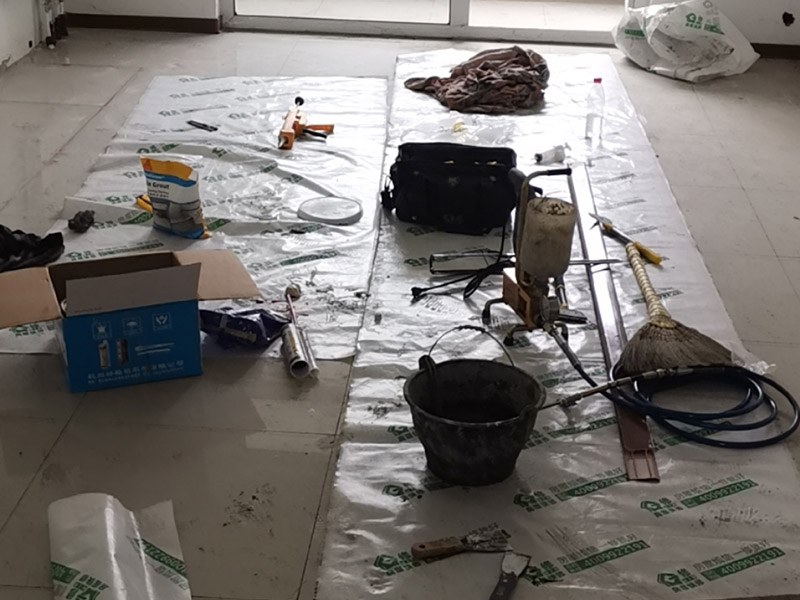 客廳走廊瓷磚空鼓維修：瓷磚的中間位置出現(xiàn)空鼓情況，這種情況就需要將這塊瓷磚撬下來重新鋪設了。具體要采取從瓷磚中間部分開砸，但是不能從中間直接砸，可以使用小型水鉆先開個孔，再使用工具慢慢的向四周蔓延的方式來撬開瓷磚，避免將周邊的額瓷磚損壞。