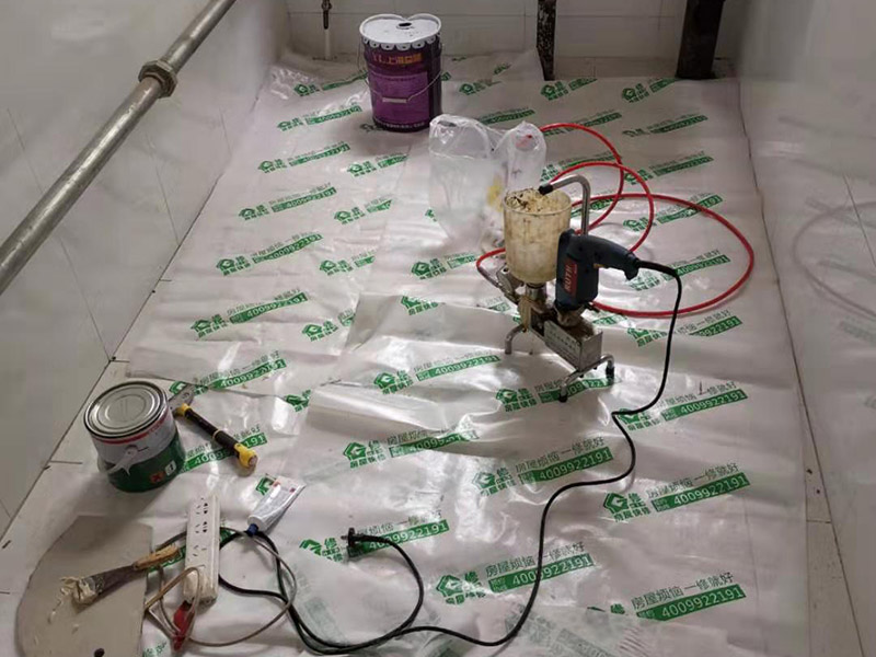 地磚空鼓維修：如果是墻面的邊角出現(xiàn)空鼓的情況，采用灌漿法進(jìn)行維修瓷磚四周縫隙鏟開(kāi)，然后用比較稀的水泥進(jìn)行灌注并且要邊灌邊敲擊瓷磚，這樣可以將水泥漿滲透，不易對(duì)瓷磚造成破壞。 瓷磚空鼓，但基層砂漿未脫落，可以用耐候膠進(jìn)行鋪貼。 瓷磚空鼓，瓷磚基層粘貼砂漿已松動(dòng)，這種情況就需要將這塊瓷磚刨下來(lái)重新用水泥砂漿進(jìn)行鋪設(shè)了。 鋪貼墻磚前對(duì)墻面進(jìn)行灑水潤(rùn)濕，并對(duì)釉面磚充分浸泡（30分鐘左右），鋪貼時(shí)用皮錘敲實(shí)可以避免空鼓的產(chǎn)生。