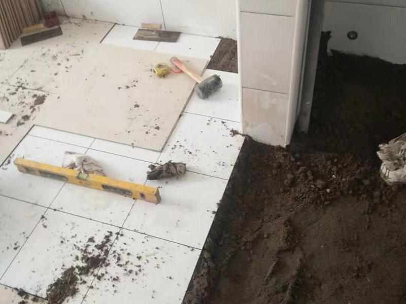 地磚空鼓維修：如果是墻面的邊角出現(xiàn)空鼓的情況，采用灌漿法進(jìn)行維修瓷磚四周縫隙鏟開(kāi)，然后用比較稀的水泥進(jìn)行灌注并且要邊灌邊敲擊瓷磚，這樣可以將水泥漿滲透，不易對(duì)瓷磚造成破壞。 瓷磚空鼓，但基層砂漿未脫落，可以用耐候膠進(jìn)行鋪貼。 瓷磚空鼓，瓷磚基層粘貼砂漿已松動(dòng)，這種情況就需要將這塊瓷磚刨下來(lái)重新用水泥砂漿進(jìn)行鋪設(shè)了。 鋪貼墻磚前對(duì)墻面進(jìn)行灑水潤(rùn)濕，并對(duì)釉面磚充分浸泡（30分鐘左右），鋪貼時(shí)用皮錘敲實(shí)可以避免空鼓的產(chǎn)生。