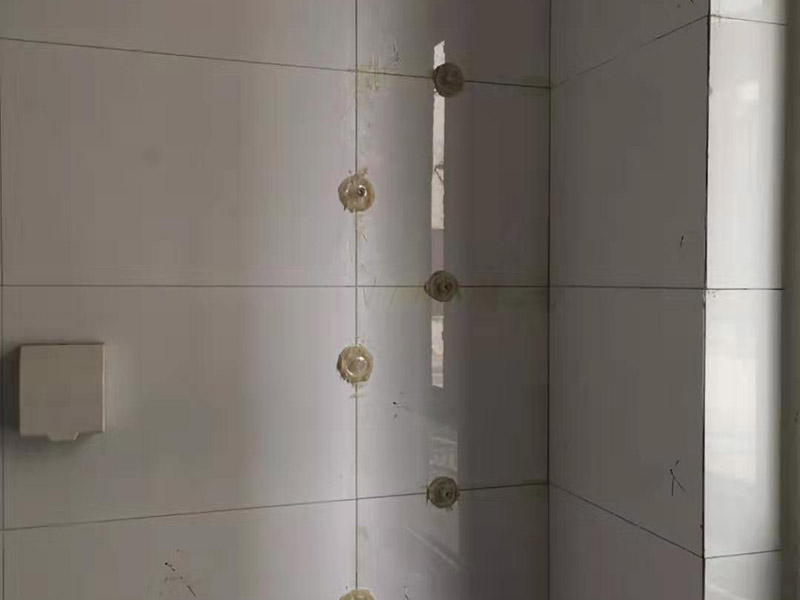 地磚空鼓維修：如果是墻面的邊角出現(xiàn)空鼓的情況，采用灌漿法進(jìn)行維修瓷磚四周縫隙鏟開(kāi)，然后用比較稀的水泥進(jìn)行灌注并且要邊灌邊敲擊瓷磚，這樣可以將水泥漿滲透，不易對(duì)瓷磚造成破壞。 瓷磚空鼓，但基層砂漿未脫落，可以用耐候膠進(jìn)行鋪貼。 瓷磚空鼓，瓷磚基層粘貼砂漿已松動(dòng)，這種情況就需要將這塊瓷磚刨下來(lái)重新用水泥砂漿進(jìn)行鋪設(shè)了。 鋪貼墻磚前對(duì)墻面進(jìn)行灑水潤(rùn)濕，并對(duì)釉面磚充分浸泡（30分鐘左右），鋪貼時(shí)用皮錘敲實(shí)可以避免空鼓的產(chǎn)生。