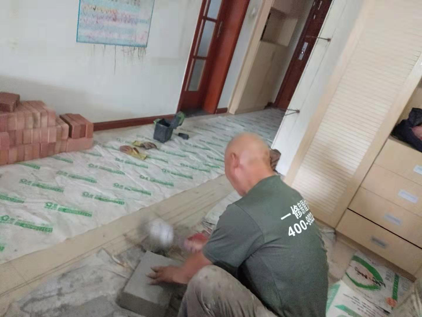 放線砌磚服務(wù)：砌墻宜采用一鏟灰、一塊磚、一擠揉的砌磚法。通常包括抄平、放線、擺磚樣、立皮數(shù)桿、掛準(zhǔn)線、鋪灰、砌磚等工序。如果是清水墻體，還要進行勾縫。未成形的墻體上方，會吊著數(shù)根細(xì)線。這是用來保證墻面主縫垂直，不游丁走縫，當(dāng)砌完一步架高時，宜每隔2m水平間距，在丁磚立楞位置彈兩道垂直立線，可以分段控制游丁走縫。