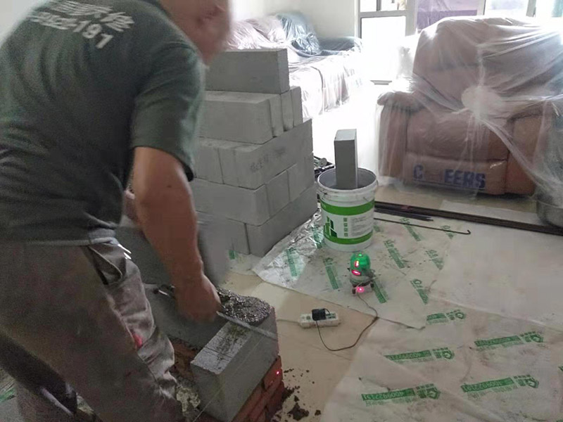 放線砌磚服務(wù)：砌墻宜采用一鏟灰、一塊磚、一擠揉的砌磚法。通常包括抄平、放線、擺磚樣、立皮數(shù)桿、掛準(zhǔn)線、鋪灰、砌磚等工序。如果是清水墻體，還要進行勾縫。未成形的墻體上方，會吊著數(shù)根細(xì)線。這是用來保證墻面主縫垂直，不游丁走縫，當(dāng)砌完一步架高時，宜每隔2m水平間距，在丁磚立楞位置彈兩道垂直立線，可以分段控制游丁走縫。