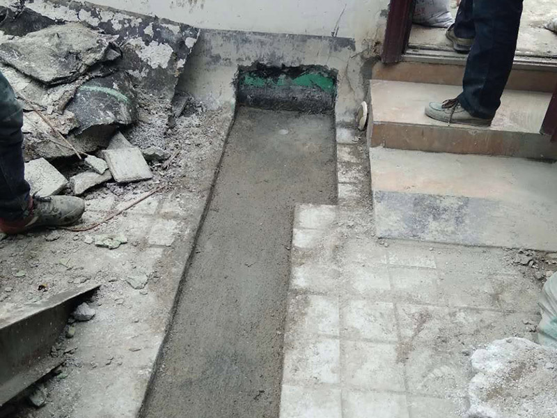 露臺花臺防水施工：是建議在干燥的地方施工，基面越干燥，產(chǎn)品才能滲透越深，如果基面里面都是水分，密度大，材料無法很好的滲透進(jìn)去。關(guān)于防水堵漏的原理，水的漏水源頭沒有堵住，水只會一直往墻體滲透，長期存在墻體內(nèi)部，當(dāng)水份達(dá)到一定程度會從墻體其他地方滲漏出來。并無法解決根本的問題，只有在屋頂或者外墻外面噴防水劑，讓水無法滲透進(jìn)墻體直接流走才能徹底解決問題。