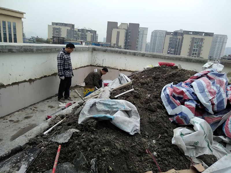 露臺花臺防水施工：是建議在干燥的地方施工，基面越干燥，產(chǎn)品才能滲透越深，如果基面里面都是水分，密度大，材料無法很好的滲透進(jìn)去。關(guān)于防水堵漏的原理，水的漏水源頭沒有堵住，水只會一直往墻體滲透，長期存在墻體內(nèi)部，當(dāng)水份達(dá)到一定程度會從墻體其他地方滲漏出來。并無法解決根本的問題，只有在屋頂或者外墻外面噴防水劑，讓水無法滲透進(jìn)墻體直接流走才能徹底解決問題。