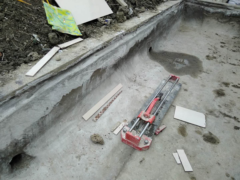 露臺花臺防水施工：是建議在干燥的地方施工，基面越干燥，產(chǎn)品才能滲透越深，如果基面里面都是水分，密度大，材料無法很好的滲透進(jìn)去。關(guān)于防水堵漏的原理，水的漏水源頭沒有堵住，水只會一直往墻體滲透，長期存在墻體內(nèi)部，當(dāng)水份達(dá)到一定程度會從墻體其他地方滲漏出來。并無法解決根本的問題，只有在屋頂或者外墻外面噴防水劑，讓水無法滲透進(jìn)墻體直接流走才能徹底解決問題。