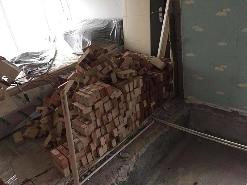 房屋砌墻施工：1、選磚：砌磚前應(yīng)選擇棱角整齊、無(wú)彎曲裂紋、顏色均勻、規(guī)格基本一致的磚。 2、盤角：砌筑磚砌體前應(yīng)先進(jìn)行盤角，每次盤角高度應(yīng)以3-5層磚為宜，盤角要及時(shí)、準(zhǔn)確地用吊線及靠尺檢查。若有偏差應(yīng)隨時(shí)修整。盤角應(yīng)嚴(yán)格對(duì)照底盤線、皮數(shù)桿的豎向標(biāo)高，水平灰縫要均勻一致。盤角應(yīng)堅(jiān)持及時(shí)檢查和修整，保持新盤角的平整和垂直必須完全符合驗(yàn)評(píng)標(biāo)準(zhǔn)規(guī)定的允許偏差值，方可掛線砌磚。 3、掛線：砌筑一磚半及其以上厚墻體時(shí)，應(yīng)及時(shí)雙面掛線進(jìn)行砌筑。砌一磚厚清水墻與混水墻體的時(shí)候。應(yīng)掛外手線進(jìn)行砌筑。 4、構(gòu)造柱馬牙搓設(shè)置：砌體留置馬牙搓要求先退后進(jìn)，應(yīng)于每層往腳開(kāi)始先退五皮磚、后挑出五皮磚做馬牙搓，搓寬為60mm，搓高為300mm，以保證柱腳為大斷面。 5、砌磚：磚砌體的砌筑，應(yīng)上下錯(cuò)縫，內(nèi)外搭砌。砌筑時(shí)上口拉線采用一鏟灰、一塊磚、一擠揉的&ldquo;三、一&rdquo;砌磚法進(jìn)行作業(yè)。砌筑時(shí)，首先應(yīng)將灰打勻打平，磚要放平，壘砌時(shí)一定要跟線，左、右相鄰要對(duì)平。