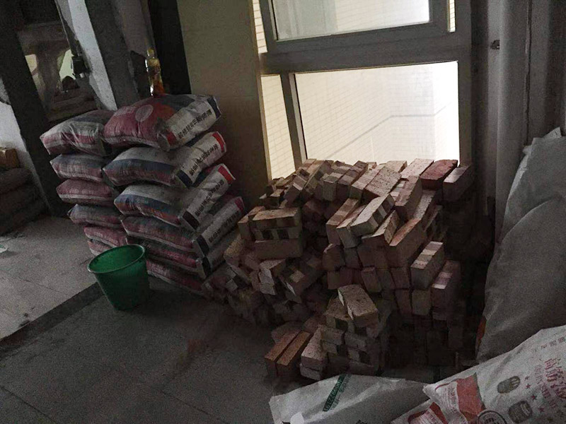 房屋砌墻施工：1、選磚：砌磚前應(yīng)選擇棱角整齊、無(wú)彎曲裂紋、顏色均勻、規(guī)格基本一致的磚。 2、盤角：砌筑磚砌體前應(yīng)先進(jìn)行盤角，每次盤角高度應(yīng)以3-5層磚為宜，盤角要及時(shí)、準(zhǔn)確地用吊線及靠尺檢查。若有偏差應(yīng)隨時(shí)修整。盤角應(yīng)嚴(yán)格對(duì)照底盤線、皮數(shù)桿的豎向標(biāo)高，水平灰縫要均勻一致。盤角應(yīng)堅(jiān)持及時(shí)檢查和修整，保持新盤角的平整和垂直必須完全符合驗(yàn)評(píng)標(biāo)準(zhǔn)規(guī)定的允許偏差值，方可掛線砌磚。 3、掛線：砌筑一磚半及其以上厚墻體時(shí)，應(yīng)及時(shí)雙面掛線進(jìn)行砌筑。砌一磚厚清水墻與混水墻體的時(shí)候。應(yīng)掛外手線進(jìn)行砌筑。 4、構(gòu)造柱馬牙搓設(shè)置：砌體留置馬牙搓要求先退后進(jìn)，應(yīng)于每層往腳開(kāi)始先退五皮磚、后挑出五皮磚做馬牙搓，搓寬為60mm，搓高為300mm，以保證柱腳為大斷面。 5、砌磚：磚砌體的砌筑，應(yīng)上下錯(cuò)縫，內(nèi)外搭砌。砌筑時(shí)上口拉線采用一鏟灰、一塊磚、一擠揉的&ldquo;三、一&rdquo;砌磚法進(jìn)行作業(yè)。砌筑時(shí)，首先應(yīng)將灰打勻打平，磚要放平，壘砌時(shí)一定要跟線，左、右相鄰要對(duì)平。