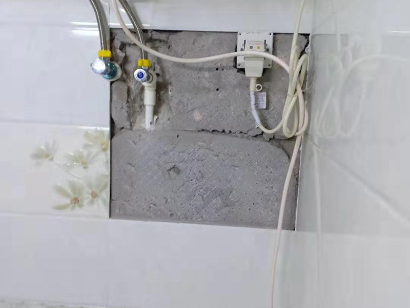 墻面瓷磚修補(bǔ)：1、若砂漿bai未松動，僅是瓷磚脫落，du可將瓷磚背面和四周粘附的砂漿刮凈zhi后，在107膠中摻入少許水泥成糊狀，在dao瓷磚背面均勻地涂上薄薄的一層，稍后壓緊瓷磚即可粘牢。 2、若砂漿連同瓷磚一同掉落，先在原基礎(chǔ)面上輕輕鑿些毛坑后，用拌有107膠的砂漿重新鑲貼，或用水泥、E－44環(huán)氧樹脂、丙酮、乙二胺(化工商店有售)按5：3：2：1的比例拌勻后，用毛刷在基礎(chǔ)面上刷一層，然后將脫落的瓷磚壓上去，直至砂漿硬化。