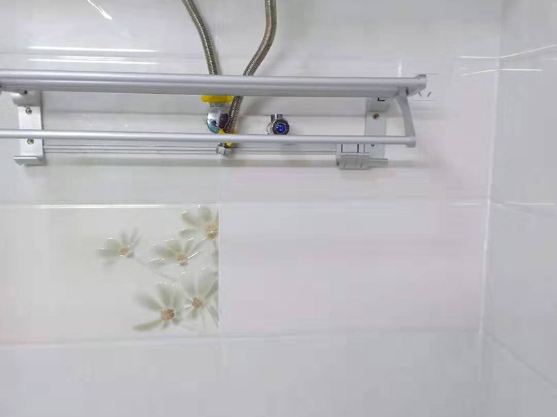 墻面瓷磚修補(bǔ)：1、若砂漿bai未松動，僅是瓷磚脫落，du可將瓷磚背面和四周粘附的砂漿刮凈zhi后，在107膠中摻入少許水泥成糊狀，在dao瓷磚背面均勻地涂上薄薄的一層，稍后壓緊瓷磚即可粘牢。 2、若砂漿連同瓷磚一同掉落，先在原基礎(chǔ)面上輕輕鑿些毛坑后，用拌有107膠的砂漿重新鑲貼，或用水泥、E－44環(huán)氧樹脂、丙酮、乙二胺(化工商店有售)按5：3：2：1的比例拌勻后，用毛刷在基礎(chǔ)面上刷一層，然后將脫落的瓷磚壓上去，直至砂漿硬化。