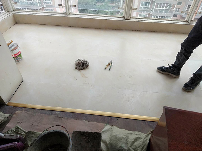 客廳瓷磚安裝： 1:瓷磚黏著劑這也叫干貼法,是一種新式的鋪裝輔料。和以往砂漿水泥濕貼不一樣的是,瓷磚不需預(yù)先浸水,基面不需打濕,只需地上平坦,其它條件較好就行。這種貼法瓷磚黏著度較高,比傳統(tǒng)的砂漿水泥作用要好,比照格外適用作業(yè)面小、環(huán)境較好的中小戶型家庭裝飾。 2:多彩填縫劑這個(gè)不是通常五顏六色水泥,通常用于留縫鋪裝的地上或墻面。其特色是顏色的固著力強(qiáng)、耐壓耐磨、不堿化、不縮短、不粉化。它的呈現(xiàn)改變了瓷磚縫隙水掉落黏著不牢的缺點(diǎn),并且使縫隙的顏色和瓷磚般配顯得共同協(xié)調(diào),相輔相成。