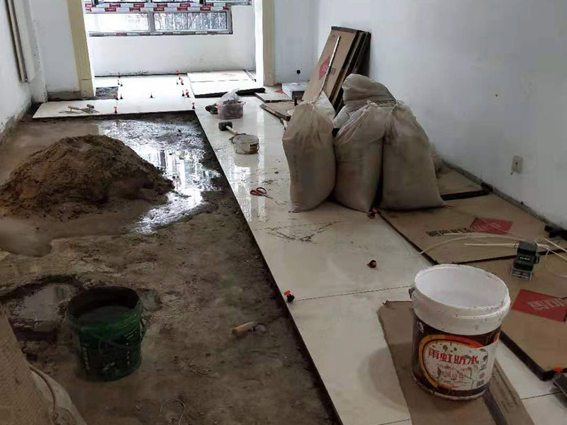 客廳瓷磚安裝： 1:瓷磚黏著劑這也叫干貼法,是一種新式的鋪裝輔料。和以往砂漿水泥濕貼不一樣的是,瓷磚不需預(yù)先浸水,基面不需打濕,只需地上平坦,其它條件較好就行。這種貼法瓷磚黏著度較高,比傳統(tǒng)的砂漿水泥作用要好,比照格外適用作業(yè)面小、環(huán)境較好的中小戶型家庭裝飾。 2:多彩填縫劑這個(gè)不是通常五顏六色水泥,通常用于留縫鋪裝的地上或墻面。其特色是顏色的固著力強(qiáng)、耐壓耐磨、不堿化、不縮短、不粉化。它的呈現(xiàn)改變了瓷磚縫隙水掉落黏著不牢的缺點(diǎn),并且使縫隙的顏色和瓷磚般配顯得共同協(xié)調(diào),相輔相成。