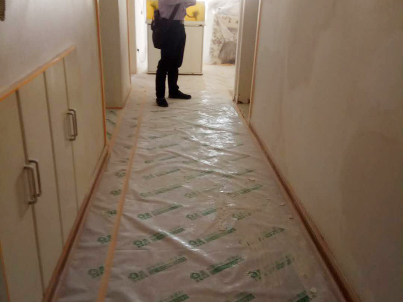 客廳瓷磚安裝： 1:瓷磚黏著劑這也叫干貼法,是一種新式的鋪裝輔料。和以往砂漿水泥濕貼不一樣的是,瓷磚不需預(yù)先浸水,基面不需打濕,只需地上平坦,其它條件較好就行。這種貼法瓷磚黏著度較高,比傳統(tǒng)的砂漿水泥作用要好,比照格外適用作業(yè)面小、環(huán)境較好的中小戶型家庭裝飾。 2:多彩填縫劑這個(gè)不是通常五顏六色水泥,通常用于留縫鋪裝的地上或墻面。其特色是顏色的固著力強(qiáng)、耐壓耐磨、不堿化、不縮短、不粉化。它的呈現(xiàn)改變了瓷磚縫隙水掉落黏著不牢的缺點(diǎn),并且使縫隙的顏色和瓷磚般配顯得共同協(xié)調(diào),相輔相成。