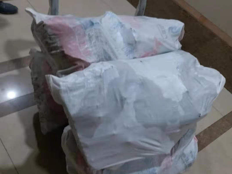 墻磚拆除建渣清運(yùn)：建筑垃圾最終處置以回填為主。除少數(shù)幾個(gè)城市外，大部分城市沒(méi)有專(zhuān)門(mén)的建筑垃圾填埋場(chǎng)。絕大部分建筑垃圾未經(jīng)任何處理，直接運(yùn)往郊外或鄉(xiāng)村，采用露天堆放或填埋的方式進(jìn)行處理，這種簡(jiǎn)易堆填耗用大量的土地資源，有極大的安全風(fēng)險(xiǎn)。此外，建筑垃圾運(yùn)輸、堆放過(guò)程中產(chǎn)生的空氣粉塵、污水污染等問(wèn)題又造成了較嚴(yán)重的環(huán)境污染。對(duì)建筑垃圾進(jìn)行技術(shù)處理可產(chǎn)生新的材料，但國(guó)內(nèi)建筑垃圾資源化利用的案例較少、資源化利用方法不多。