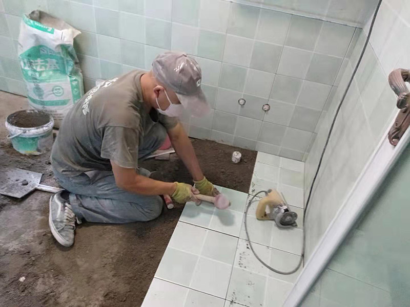 廁所地面貼瓷磚：首先將選購好的瓷磚清潔干凈，并du在水中浸泡2個小時以上，瓷磚的浸泡是為了能讓瓷磚充分的吸收水分，避免在鋪貼完成之后吸取材料中的水分，而影響瓷磚與地面的粘貼度，造成起空鼓、脫落等現(xiàn)象，開始鋪貼瓷磚之前需要從水中取出并將便面的水分擦去，以便鋪貼。 設(shè)置輔助線在開始瓷磚進行鋪貼之前，需先在墻面上吊垂線，吊垂線是用來確定瓷磚與墻面的尺寸，再設(shè)置水平線，這樣能夠保證瓷磚鋪貼過程中保持橫平豎直的平整度。 順序鋪貼通常地磚的鋪貼都是由門窗邊或者陽臺開始的，保證從上到下，由左及右的順序行進，先用水潤曾找平層，再用鏟子將水泥抹在瓷磚的背面，再將瓷磚貼在地面，再用橡膠錘輕輕敲擊瓷磚，使水泥充滿墻面與瓷磚之間的空隙。