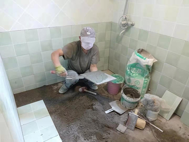 廁所地面貼瓷磚：首先將選購好的瓷磚清潔干凈，并du在水中浸泡2個小時以上，瓷磚的浸泡是為了能讓瓷磚充分的吸收水分，避免在鋪貼完成之后吸取材料中的水分，而影響瓷磚與地面的粘貼度，造成起空鼓、脫落等現(xiàn)象，開始鋪貼瓷磚之前需要從水中取出并將便面的水分擦去，以便鋪貼。 設(shè)置輔助線在開始瓷磚進行鋪貼之前，需先在墻面上吊垂線，吊垂線是用來確定瓷磚與墻面的尺寸，再設(shè)置水平線，這樣能夠保證瓷磚鋪貼過程中保持橫平豎直的平整度。 順序鋪貼通常地磚的鋪貼都是由門窗邊或者陽臺開始的，保證從上到下，由左及右的順序行進，先用水潤曾找平層，再用鏟子將水泥抹在瓷磚的背面，再將瓷磚貼在地面，再用橡膠錘輕輕敲擊瓷磚，使水泥充滿墻面與瓷磚之間的空隙。