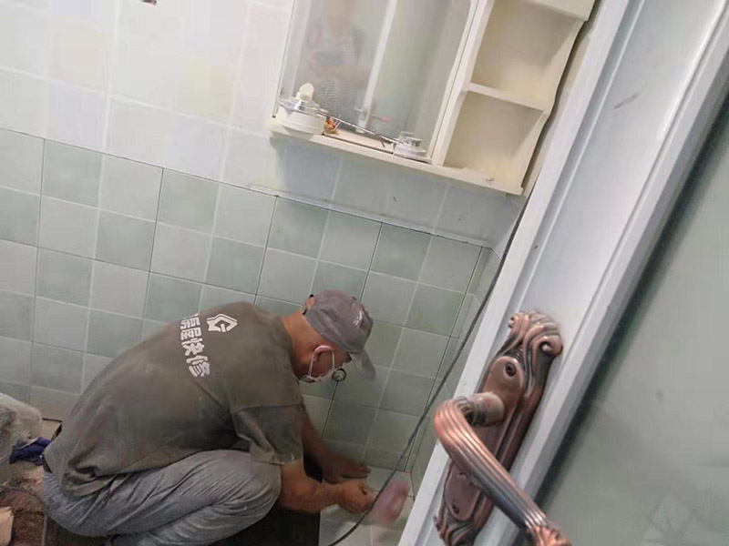 廁所地面貼瓷磚：首先將選購好的瓷磚清潔干凈，并du在水中浸泡2個小時以上，瓷磚的浸泡是為了能讓瓷磚充分的吸收水分，避免在鋪貼完成之后吸取材料中的水分，而影響瓷磚與地面的粘貼度，造成起空鼓、脫落等現(xiàn)象，開始鋪貼瓷磚之前需要從水中取出并將便面的水分擦去，以便鋪貼。 設(shè)置輔助線在開始瓷磚進行鋪貼之前，需先在墻面上吊垂線，吊垂線是用來確定瓷磚與墻面的尺寸，再設(shè)置水平線，這樣能夠保證瓷磚鋪貼過程中保持橫平豎直的平整度。 順序鋪貼通常地磚的鋪貼都是由門窗邊或者陽臺開始的，保證從上到下，由左及右的順序行進，先用水潤曾找平層，再用鏟子將水泥抹在瓷磚的背面，再將瓷磚貼在地面，再用橡膠錘輕輕敲擊瓷磚，使水泥充滿墻面與瓷磚之間的空隙。