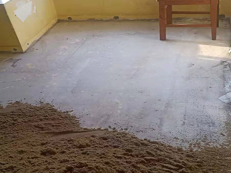 臥室地面瓷磚裝修：將砂土平整好，上面才好放瓷磚，注意一邊平整一邊將小的硬塊去掉，結(jié)合層材料應(yīng)當(dāng)勻?qū)?，穩(wěn)固。結(jié)合層厚度宜取20-35mm；結(jié)合層與瓷磚應(yīng)分段同時(shí)鋪砌，鋪砌時(shí)宜采用水泥漿或干鋪泥灑水作粘結(jié)。用橡皮錘將瓷磚輕輕敲緊定位，切忌用大力，如果結(jié)合層不平應(yīng)拿掉瓷磚重新抹平?，F(xiàn)在看瓷磚之間有沒(méi)有板塊不嚴(yán)，板塊厚薄不一，尺寸誤差大的問(wèn)題，否則鋪設(shè)出來(lái)影響美觀。給瓷磚背面上水泥，上水泥前要盡量清除瓷磚表面的浮土，這樣才不會(huì)影響水泥的黏結(jié)能力。