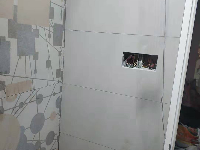 局部貼墻磚：基層處理：保持墻面的平滑，踢平表面凹凸不平的位置或用1:3比例的水泥漿抹平，用鐵絲擦掉殘留的灰塵、油漬、砂漿等。 找標(biāo)高、彈線(xiàn)：根據(jù)水平控制線(xiàn)和設(shè)計(jì)圖紙劃出標(biāo)高，再拋出十字線(xiàn)并保持墻面一線(xiàn)和地面一線(xiàn)垂直。 貼磚：貼磚選用1：3比例的干硬性水泥砂漿，砂漿厚度2cm左右。鋪貼前將墻磚背面濕潤(rùn)，正面保持干燥。把墻磚輕輕地放在水泥砂漿上，用手錘輕敲瓷磚表面直至緊密平整即可。 勾縫、擦縫：在貼完磚24小時(shí)后進(jìn)行勾縫工作，采用同一品種的水泥漿或?qū)Ｓ锰羁p劑進(jìn)行空隙填補(bǔ)，使墻磚最終緊密?chē)?yán)實(shí)，最后再擦凈多余的水泥或填縫劑。