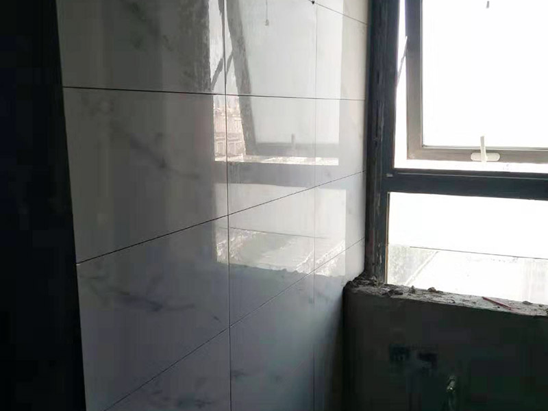 墻面貼磚施工：工藝流程 &nbsp;清理墻面bai&mdash;&mdash;澆水濕潤墻&mdash;&mdash;面找du規(guī)矩&mdash;&mdash;zhi底層抹灰&mdash;&mdash;排磚、分格dao、彈線&mdash;&mdash;鑲貼面磚&mdash;&mdash;清掃面層&mdash;&mdash;勾縫&mdash;&mdash;清洗墻面 清理墻、柱面，應(yīng)將浮灰及殘余砂漿沖洗干凈，再充分澆水濕潤。&nbsp; 柱與墻面的陰陽角轉(zhuǎn)角處，均需拉垂直線并進(jìn)行兜方。陽角要雙面拉垂直線，門窗上下口拉水平通線。 &nbsp; 根據(jù)掛線情況和面磚規(guī)格尺寸排列要求，打底子灰，底子灰分兩次施工。水泥砂漿采用砂漿機(jī)攪拌，配比必須準(zhǔn)確。 &nbsp;鑲貼面磚前一天，將面磚放入水桶中浸泡，使用前1－2小時取出，晾去表面水，抹凈表面浮灰待用。 &nbsp; 面磚鑲貼順序?yàn)樽陨隙?，按建筑分層為界，完成一層再做一層。粘貼第一層面磚時需用直尺在面磚底部托平，保持頭角齊直，條縫平直，貼完第一層后用直尺檢查一遍平整度。貼第二層面磚時應(yīng)將第一層面磚上的灰漿刮平，放下一層面磚，對好縱橫縫，對齊垂直度后鋪貼，操作方法如上。 &nbsp; 勾縫需待一個層次的面磚鑲貼完畢后進(jìn)行。應(yīng)使用特制熘子進(jìn)行勾縫，以保證磚縫深淺一致、表面平整。磚縫必須抹壓密實(shí)，以防縫隙內(nèi)浸水。 &nbsp; 鑲貼面磚完工后，隨即清理面磚表面，做好成品保護(hù)。