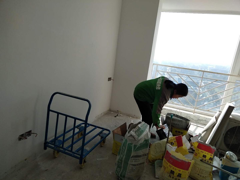 衛(wèi)生間貼磚施工：衛(wèi)生間墻磚的規(guī)格一定要與鋪貼面積協(xié)調(diào)衛(wèi)生間墻磚的規(guī)格不宜過(guò)大,規(guī)格過(guò)大的墻磚會(huì)給人一種不協(xié)調(diào)的感覺,而小尺寸的墻磚裝飾效果則更好,在一定程度上可以增加衛(wèi)生間的空間感。在進(jìn)行衛(wèi)生間墻磚鋪貼之前一定要做好排磚方案鋪貼前一定要做排磚方案,盡量不要出現(xiàn)小于墻磚三分之一的窄列。確須切割,瓷磚經(jīng)過(guò)切割后以剩下大于三分之二的為宜。3、了解水電布線走向在鋪貼之前一定要記住墻面水管電線的走向,最好將電路、水路的走線圖保存好。而且一定要進(jìn)行一次閉水、閉電實(shí)驗(yàn),以免出現(xiàn)漏水、漏電的情況。