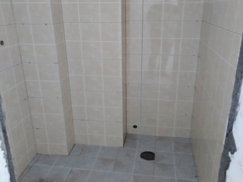 衛(wèi)生間貼磚施工：衛(wèi)生間墻磚的規(guī)格一定要與鋪貼面積協(xié)調(diào)衛(wèi)生間墻磚的規(guī)格不宜過(guò)大,規(guī)格過(guò)大的墻磚會(huì)給人一種不協(xié)調(diào)的感覺,而小尺寸的墻磚裝飾效果則更好,在一定程度上可以增加衛(wèi)生間的空間感。在進(jìn)行衛(wèi)生間墻磚鋪貼之前一定要做好排磚方案鋪貼前一定要做排磚方案,盡量不要出現(xiàn)小于墻磚三分之一的窄列。確須切割,瓷磚經(jīng)過(guò)切割后以剩下大于三分之二的為宜。3、了解水電布線走向在鋪貼之前一定要記住墻面水管電線的走向,最好將電路、水路的走線圖保存好。而且一定要進(jìn)行一次閉水、閉電實(shí)驗(yàn),以免出現(xiàn)漏水、漏電的情況。