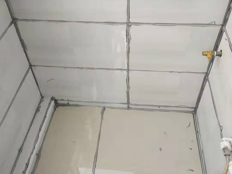 衛(wèi)生間瓷磚美縫：1、先橫后豎，清理瓷磚縫du隙大約0.8mm的凹槽，兩側(cè)露出瓷磚邊即可(特別注意十字交叉處的清理); 2、拿出需要使用的美縫劑，撕下屁股上的標(biāo)簽，貼到美縫劑瓶身上;拉開(kāi)拉環(huán)，讓美縫劑站立在地上，左手拿一個(gè)美縫劑的料嘴，尖端向下放在美縫劑的出料口，用濕毛巾蓋在拿著料嘴的左手上，右手拍打幾下料嘴，使其頂開(kāi)美縫劑出料口 3、打一條美縫劑，新手可以先打20cm---50cm，漸漸熟練后可以打更長(zhǎng)的長(zhǎng)度;然后把膠槍平放，出料嘴下面用接料板接住; 4、刮平美縫劑(主要使用水刮板，海綿、手指也可以);水刮板拿握法為四指在上，大拇指在水刮板下;水刮板刮出的多余料，轉(zhuǎn)移到海綿上;