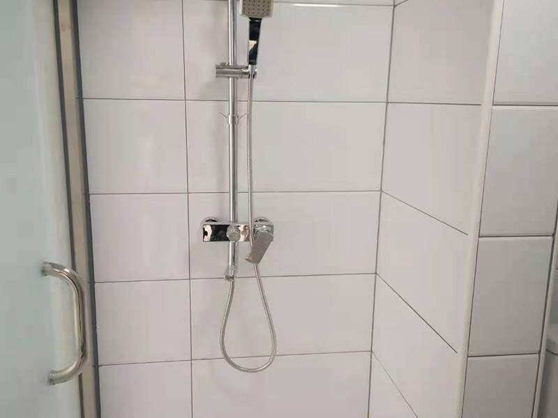 衛(wèi)生間瓷磚美縫：1、先橫后豎，清理瓷磚縫du隙大約0.8mm的凹槽，兩側(cè)露出瓷磚邊即可(特別注意十字交叉處的清理); 2、拿出需要使用的美縫劑，撕下屁股上的標(biāo)簽，貼到美縫劑瓶身上;拉開(kāi)拉環(huán)，讓美縫劑站立在地上，左手拿一個(gè)美縫劑的料嘴，尖端向下放在美縫劑的出料口，用濕毛巾蓋在拿著料嘴的左手上，右手拍打幾下料嘴，使其頂開(kāi)美縫劑出料口 3、打一條美縫劑，新手可以先打20cm---50cm，漸漸熟練后可以打更長(zhǎng)的長(zhǎng)度;然后把膠槍平放，出料嘴下面用接料板接住; 4、刮平美縫劑(主要使用水刮板，海綿、手指也可以);水刮板拿握法為四指在上，大拇指在水刮板下;水刮板刮出的多余料，轉(zhuǎn)移到海綿上;