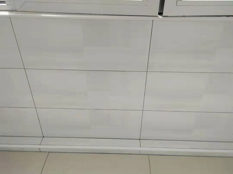 衛(wèi)生間瓷磚美縫：1、先橫后豎，清理瓷磚縫du隙大約0.8mm的凹槽，兩側(cè)露出瓷磚邊即可(特別注意十字交叉處的清理); 2、拿出需要使用的美縫劑，撕下屁股上的標(biāo)簽，貼到美縫劑瓶身上;拉開(kāi)拉環(huán)，讓美縫劑站立在地上，左手拿一個(gè)美縫劑的料嘴，尖端向下放在美縫劑的出料口，用濕毛巾蓋在拿著料嘴的左手上，右手拍打幾下料嘴，使其頂開(kāi)美縫劑出料口 3、打一條美縫劑，新手可以先打20cm---50cm，漸漸熟練后可以打更長(zhǎng)的長(zhǎng)度;然后把膠槍平放，出料嘴下面用接料板接住; 4、刮平美縫劑(主要使用水刮板，海綿、手指也可以);水刮板拿握法為四指在上，大拇指在水刮板下;水刮板刮出的多余料，轉(zhuǎn)移到海綿上;