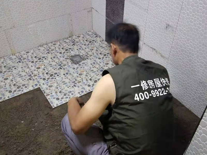 衛(wèi)生間地面花磚鋪貼:找平，就是在鋪仿古磚前，對鋪貼物表面進行處理，如地面、內(nèi)墻面、外墻面等，消除表面附著的污物，并灑水進行滋潤，然后用水泥沙混合找平，通常使用灰鏟在表面不停的涂抹使水泥地面保持大致水平，一定要等到水泥沙混合物完全干爽后再行鋪貼。用一段較長的細線，根據(jù)確定的鋪貼方式，在線上涂上顏色或白灰，然后在找平的地面上畫出仿古磚的位置及磚縫的參考線。 將亞光磚置入清水中浸泡，使瓷磚充分吸收水分，以不冒出氣泡為準，防止干燥瓷磚在裝修完成后再次吸水而導(dǎo)致磚體變形。取出浸泡好的瓷磚，抹干水漬，在找平層上噴灑足夠的水，然后在磚背面均勻抹上水泥沙漿，沙漿厚度5~6cm為宜，鋪貼大規(guī)格亞光磚時適當加厚；隨即將磚貼上，用木錘輕輕拍牢平整，避免空鼓，并隨時用直尺找平。