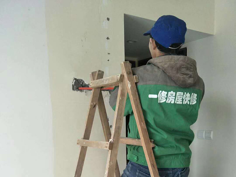 局部打孔安裝服務(wù)：實(shí)地測(cè)量，確定房間管道的分布、房間的高度、房間設(shè)施的位置及通風(fēng)窗的位置等。 1、天花板的預(yù)處理，確定吊頂?shù)陌惭b高度，中間夾層大于300mm，用水平管在四個(gè)墻角劃線，并用墨斗彈出水平線。 2、確定通風(fēng)窗的位置，在墻上用電錘打出直徑100mm的圓形孔。 3、電線預(yù)埋，照明線路為2條，取暖器的線路為5條，為了能保證正常使用，可多預(yù)埋1～2條。 4、水管、煤氣管等管道的處理，檢查是否有漏水、漏電現(xiàn)象。