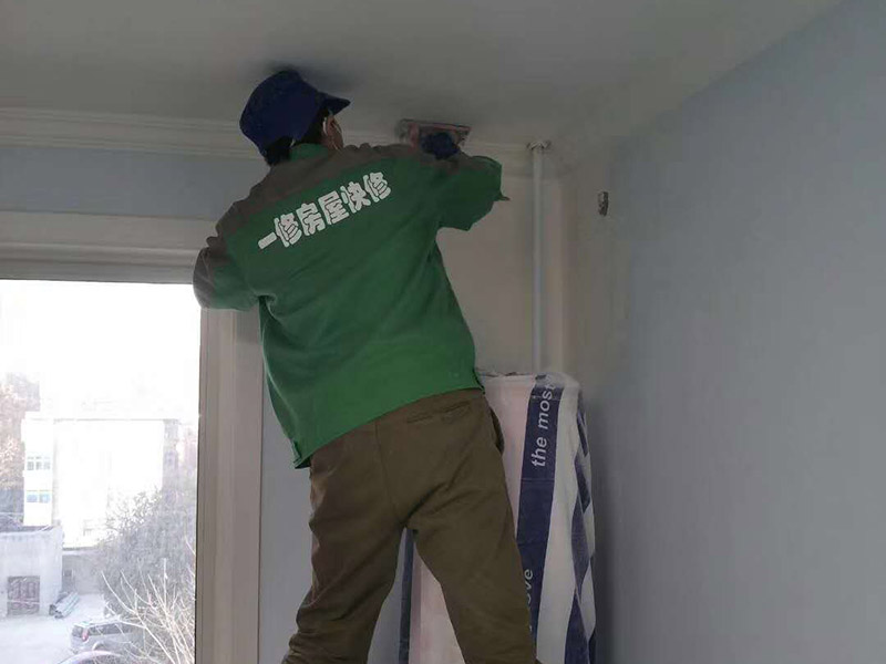 局部打孔安裝服務(wù)：實(shí)地測(cè)量，確定房間管道的分布、房間的高度、房間設(shè)施的位置及通風(fēng)窗的位置等。 1、天花板的預(yù)處理，確定吊頂?shù)陌惭b高度，中間夾層大于300mm，用水平管在四個(gè)墻角劃線，并用墨斗彈出水平線。 2、確定通風(fēng)窗的位置，在墻上用電錘打出直徑100mm的圓形孔。 3、電線預(yù)埋，照明線路為2條，取暖器的線路為5條，為了能保證正常使用，可多預(yù)埋1～2條。 4、水管、煤氣管等管道的處理，檢查是否有漏水、漏電現(xiàn)象。