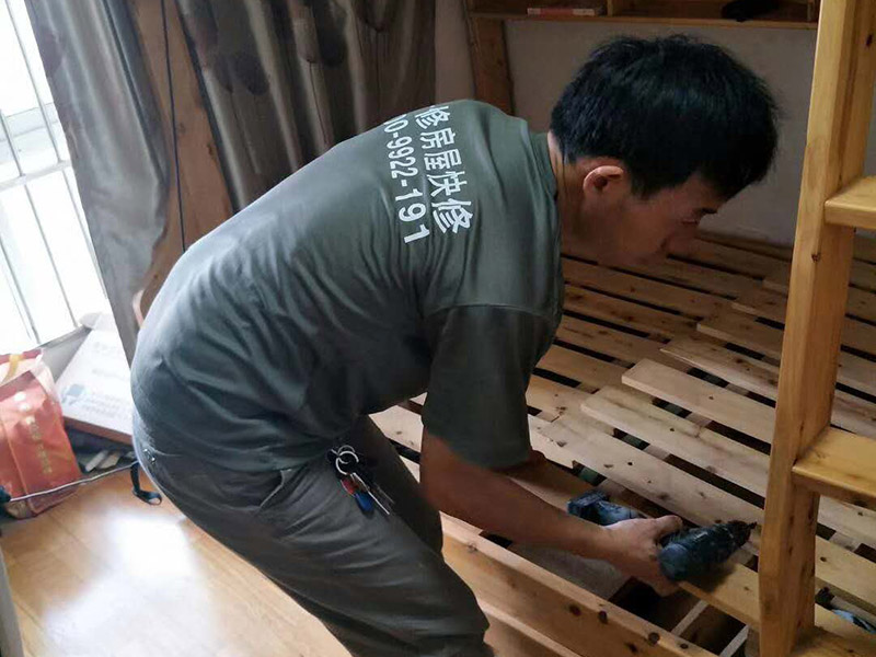 局部打孔安裝服務(wù)：實(shí)地測(cè)量，確定房間管道的分布、房間的高度、房間設(shè)施的位置及通風(fēng)窗的位置等。 1、天花板的預(yù)處理，確定吊頂?shù)陌惭b高度，中間夾層大于300mm，用水平管在四個(gè)墻角劃線，并用墨斗彈出水平線。 2、確定通風(fēng)窗的位置，在墻上用電錘打出直徑100mm的圓形孔。 3、電線預(yù)埋，照明線路為2條，取暖器的線路為5條，為了能保證正常使用，可多預(yù)埋1～2條。 4、水管、煤氣管等管道的處理，檢查是否有漏水、漏電現(xiàn)象。