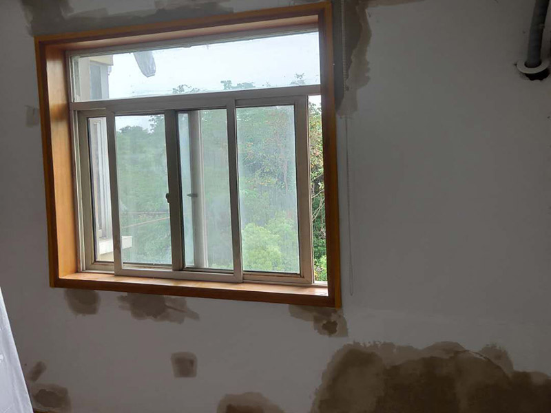 全屋墻面改造:通常要鏟除舊房子的原漆面，先用水噴濕其表層，再用電刨機或泥刀鏟除其表層漆面，表面已有嚴重漆面脫落，批燙層呈粉沙化的，應(yīng)鏟除漆層和整個批燙，直至見到水泥批燙或磚層；然后用膩子找平，打磨平整光滑，再刷乳膠漆。用石膏線在上部與頂面交接處做陰角，用踢腳線在下部與地面交接處收口。進行墻面平整處理后，墻面涂刷底漆的作用是抗堿防潮、封固基材、保護面漆，提高面漆的質(zhì)感和遮蓋力。