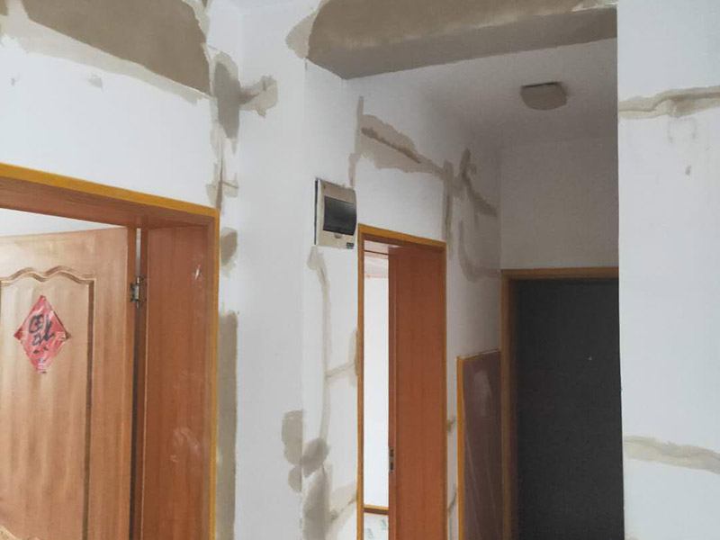 全屋墻面改造:通常要鏟除舊房子的原漆面，先用水噴濕其表層，再用電刨機或泥刀鏟除其表層漆面，表面已有嚴重漆面脫落，批燙層呈粉沙化的，應(yīng)鏟除漆層和整個批燙，直至見到水泥批燙或磚層；然后用膩子找平，打磨平整光滑，再刷乳膠漆。用石膏線在上部與頂面交接處做陰角，用踢腳線在下部與地面交接處收口。進行墻面平整處理后，墻面涂刷底漆的作用是抗堿防潮、封固基材、保護面漆，提高面漆的質(zhì)感和遮蓋力。