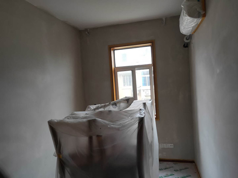 全屋墻面改造:通常要鏟除舊房子的原漆面，先用水噴濕其表層，再用電刨機或泥刀鏟除其表層漆面，表面已有嚴重漆面脫落，批燙層呈粉沙化的，應(yīng)鏟除漆層和整個批燙，直至見到水泥批燙或磚層；然后用膩子找平，打磨平整光滑，再刷乳膠漆。用石膏線在上部與頂面交接處做陰角，用踢腳線在下部與地面交接處收口。進行墻面平整處理后，墻面涂刷底漆的作用是抗堿防潮、封固基材、保護面漆，提高面漆的質(zhì)感和遮蓋力。