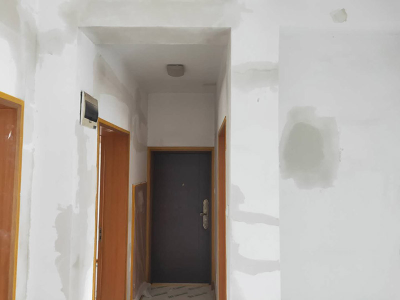 全屋墻面改造:通常要鏟除舊房子的原漆面，先用水噴濕其表層，再用電刨機或泥刀鏟除其表層漆面，表面已有嚴重漆面脫落，批燙層呈粉沙化的，應(yīng)鏟除漆層和整個批燙，直至見到水泥批燙或磚層；然后用膩子找平，打磨平整光滑，再刷乳膠漆。用石膏線在上部與頂面交接處做陰角，用踢腳線在下部與地面交接處收口。進行墻面平整處理后，墻面涂刷底漆的作用是抗堿防潮、封固基材、保護面漆，提高面漆的質(zhì)感和遮蓋力。